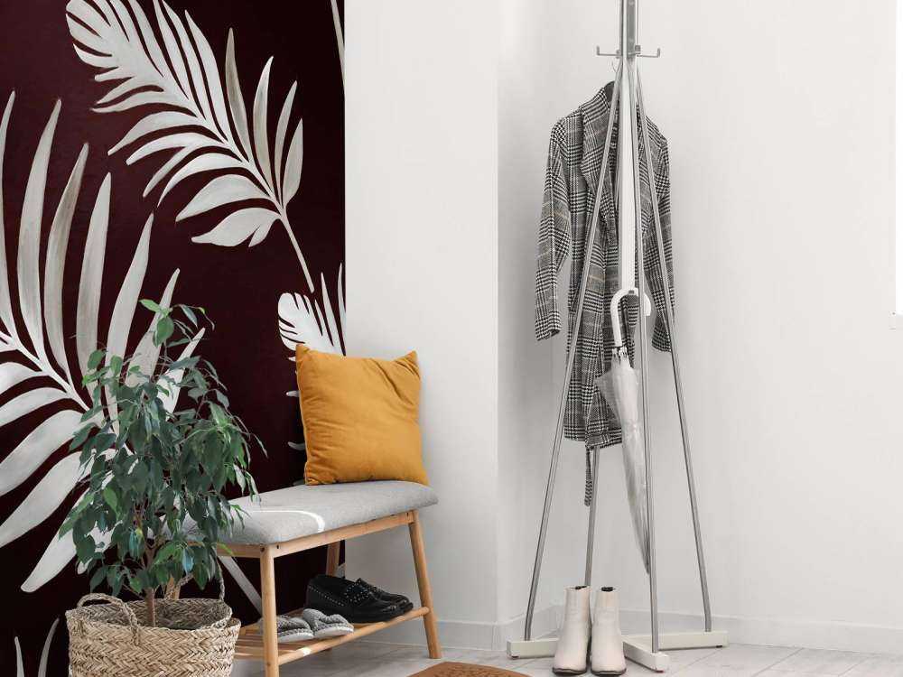 Feuilles dorées sur un bleu profond et sombre