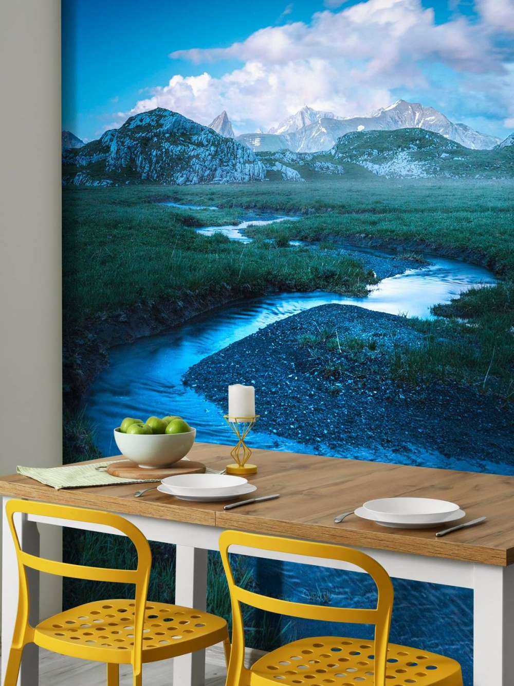 Ruisseau de montagne sous un ciel du soir bleu