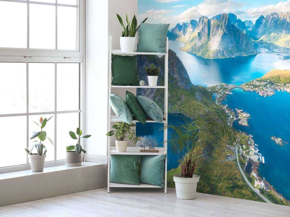 Village de montagne et fjord sous la lumière du soleil