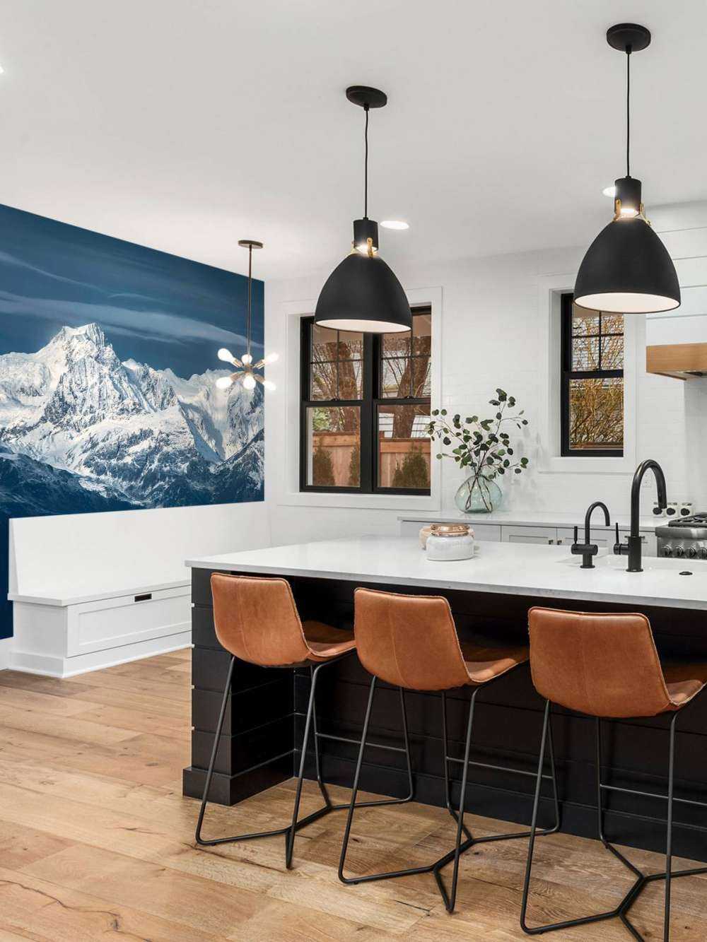 Les sommets bleu glace dans le silence