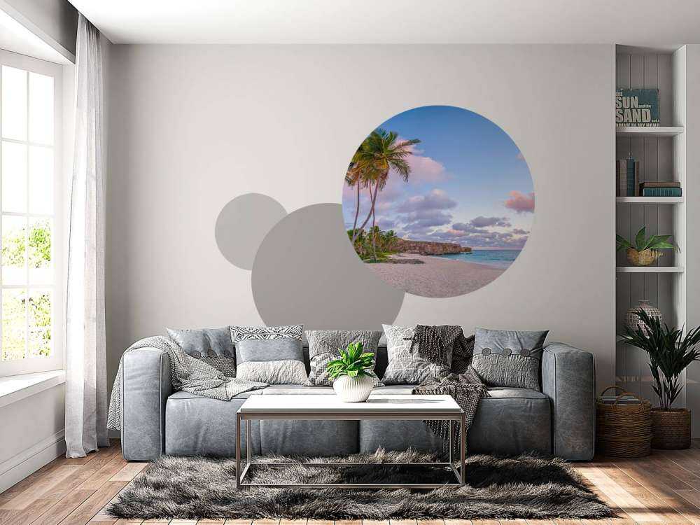 Plage tropicale au crépuscule.