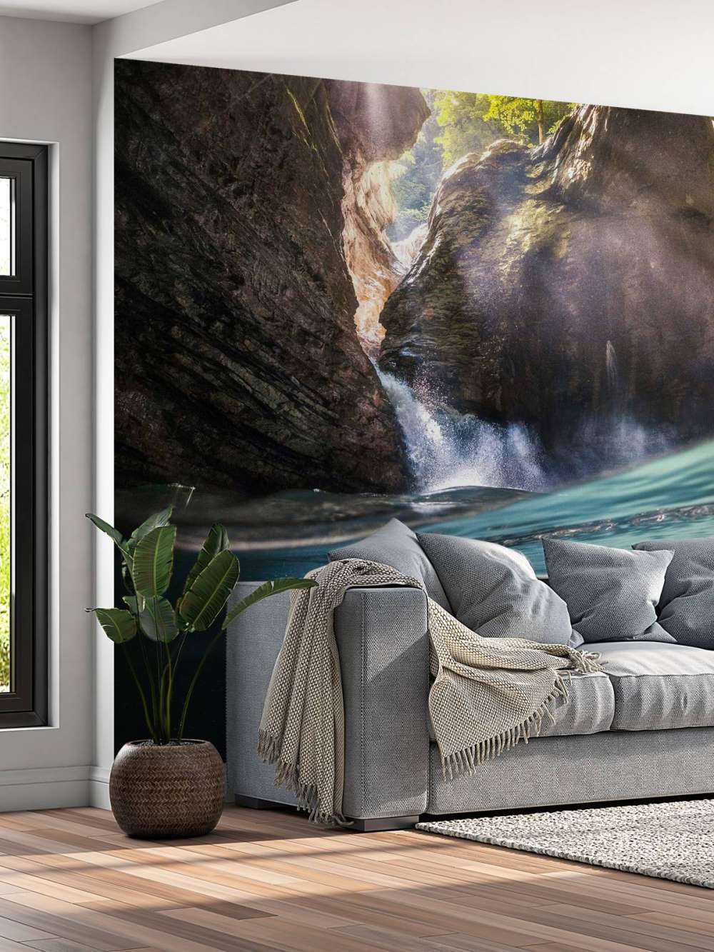 Lumière du soleil dans un ravin de montagne avec une cascade