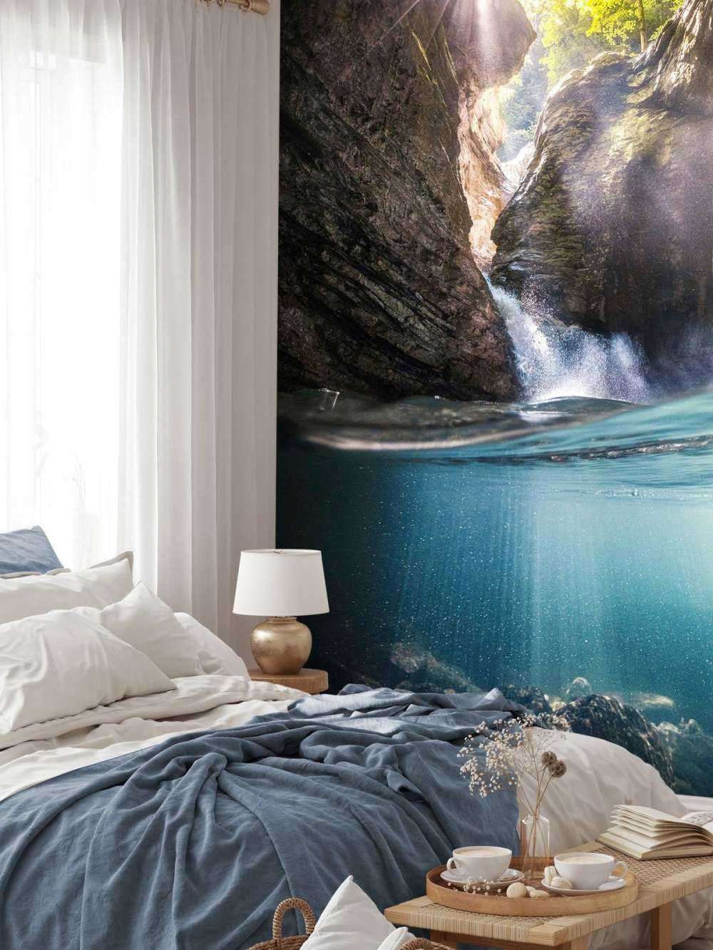 Lumière du soleil dans un ravin de montagne avec une cascade