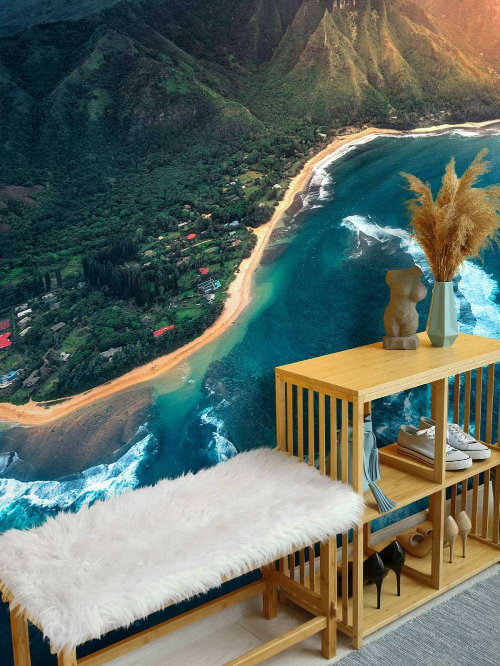 Littoral tropical sous un ciel menaçant.