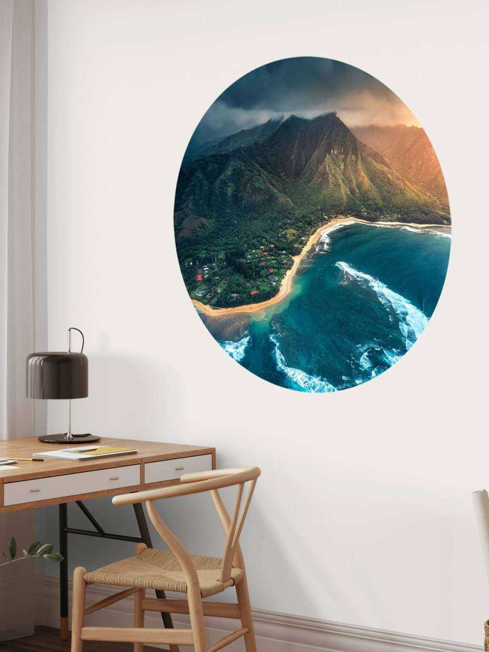 Littoral tropical sous un ciel menaçant.