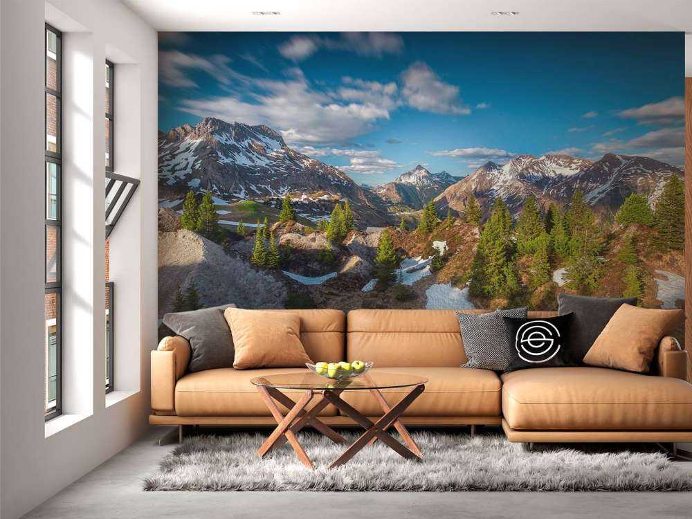 Lentezon sur une forêt de montagne enneigée