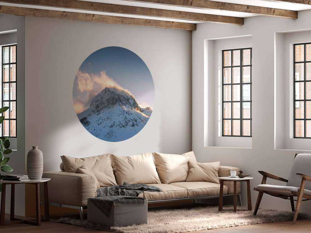 Sommet de montagne dans l'éclat du matin enflammé.