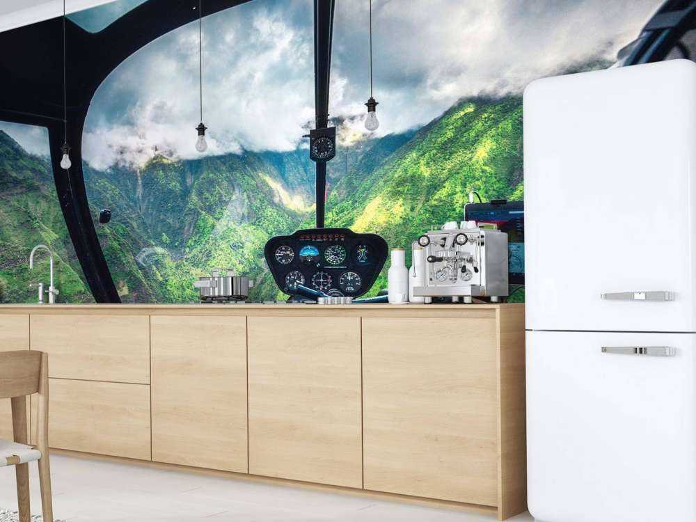 Vol en hélicoptère au-dessus d'une vallée de montagne tropicale