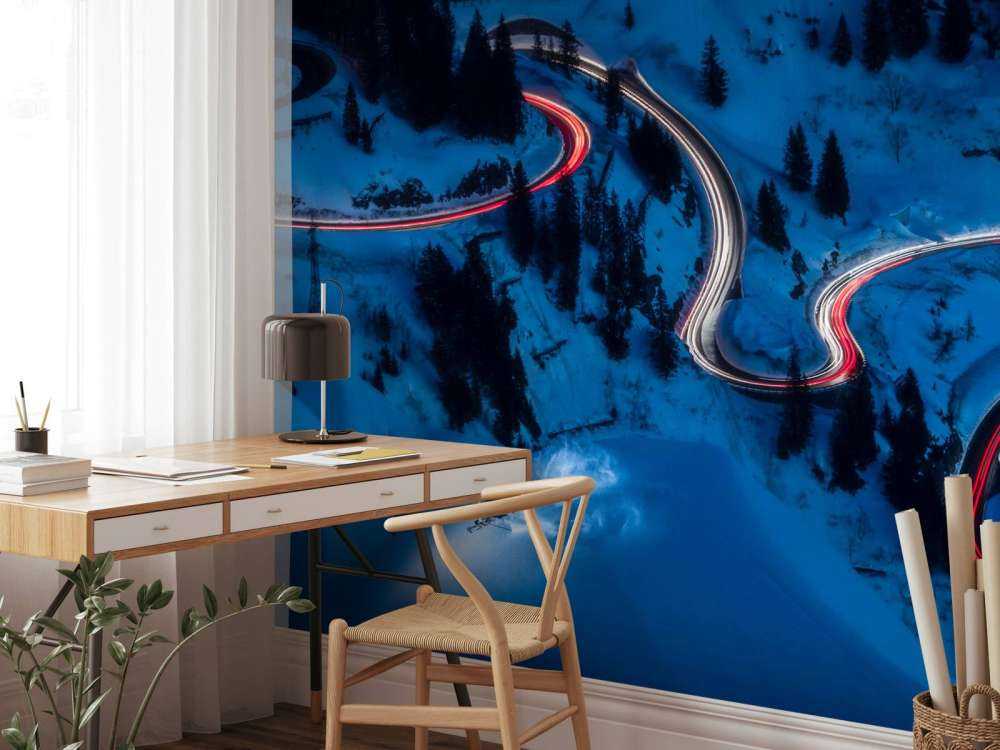 Descente nocturne dans les virages de montagne.