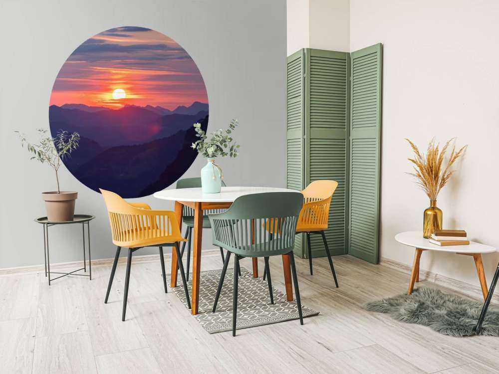Coucher de soleil au-dessus de couches de montagnes violettes.