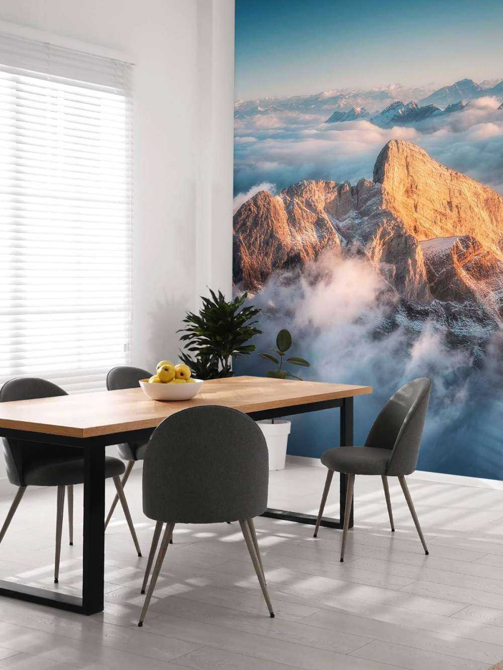 Sommet de montagne doré dans la brume du matin.