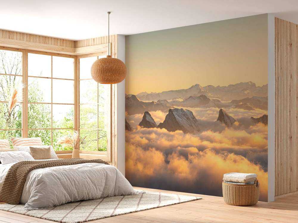 Les sommets des montagnes au-dessus de la mer de nuages dorés.