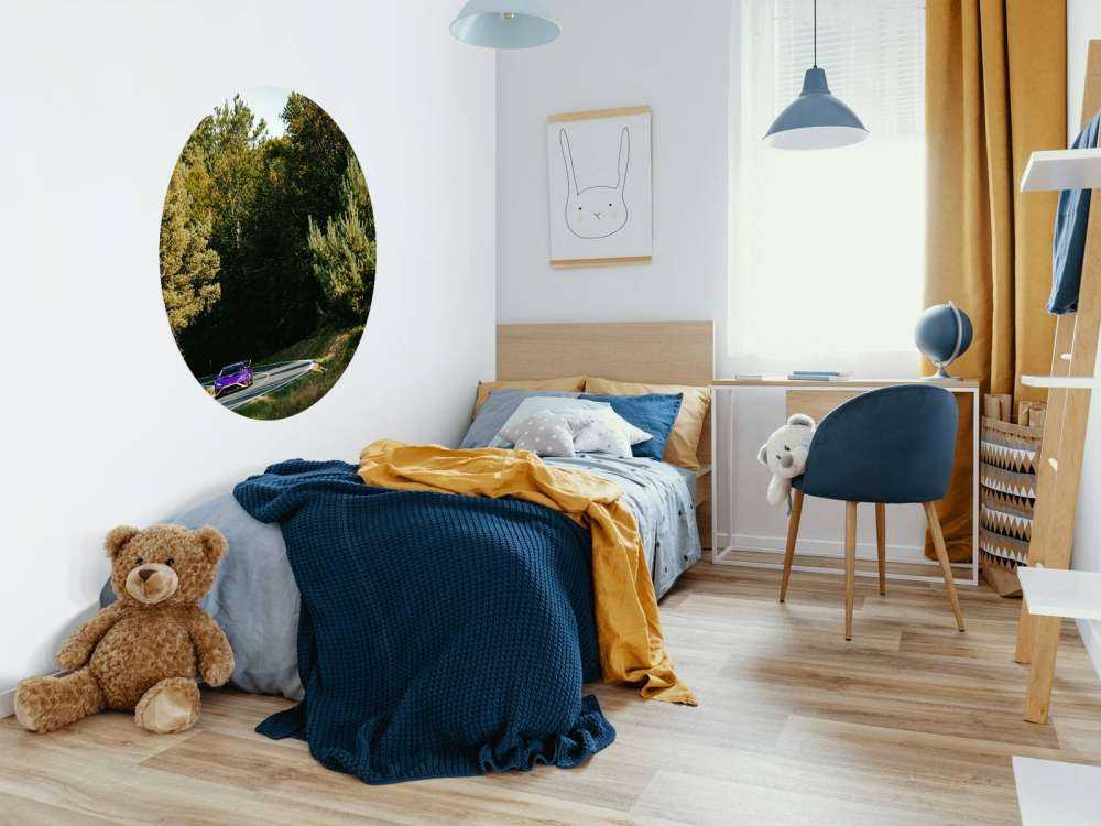 Lamborghini Huracán violette dans un paysage forestier