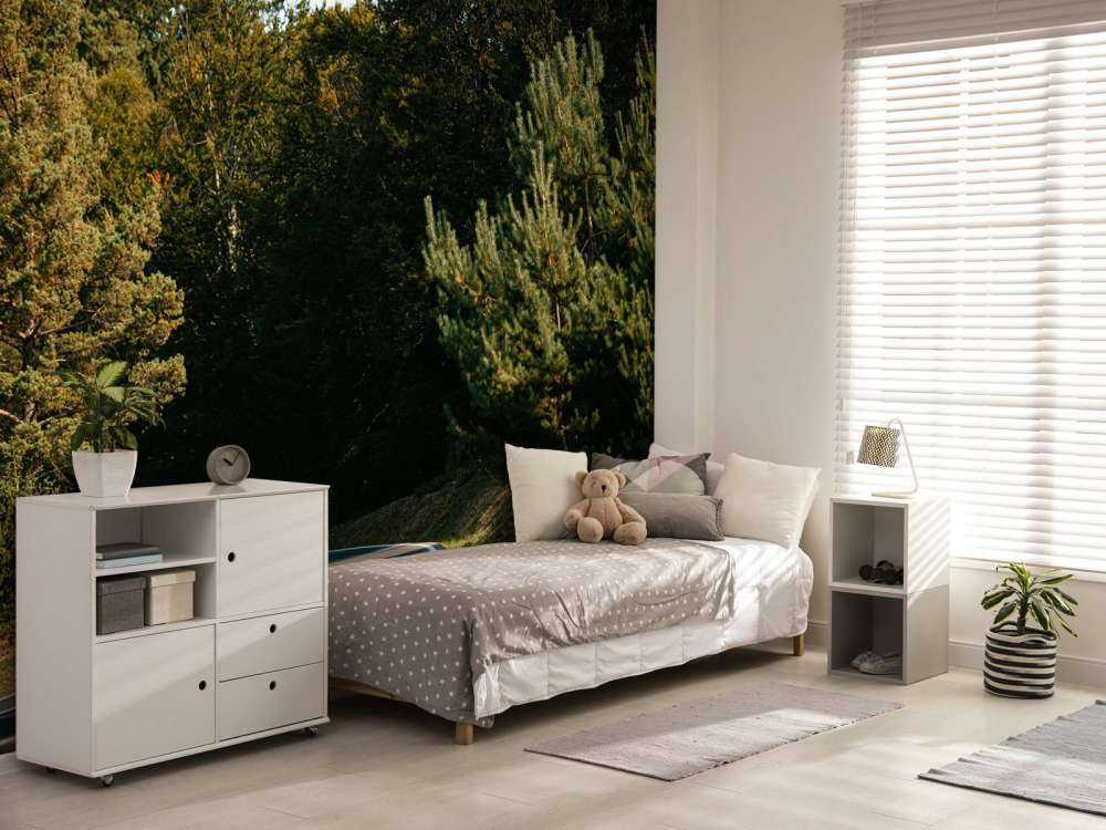 Lamborghini Huracán violette dans un paysage forestier