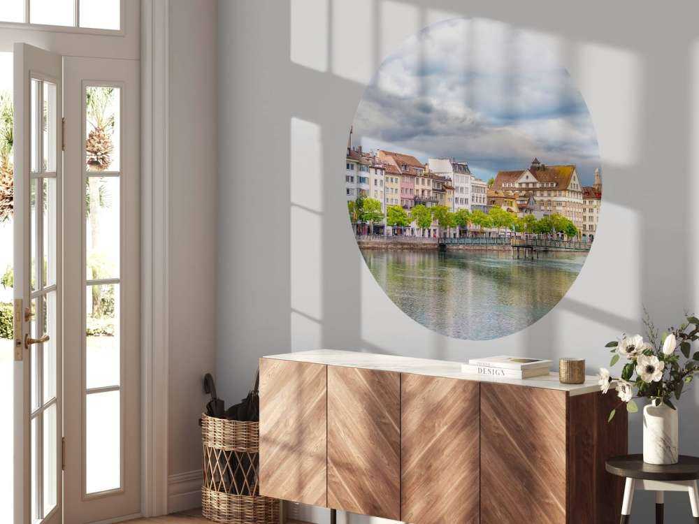 Des façades colorées le long de la rivière urbaine.