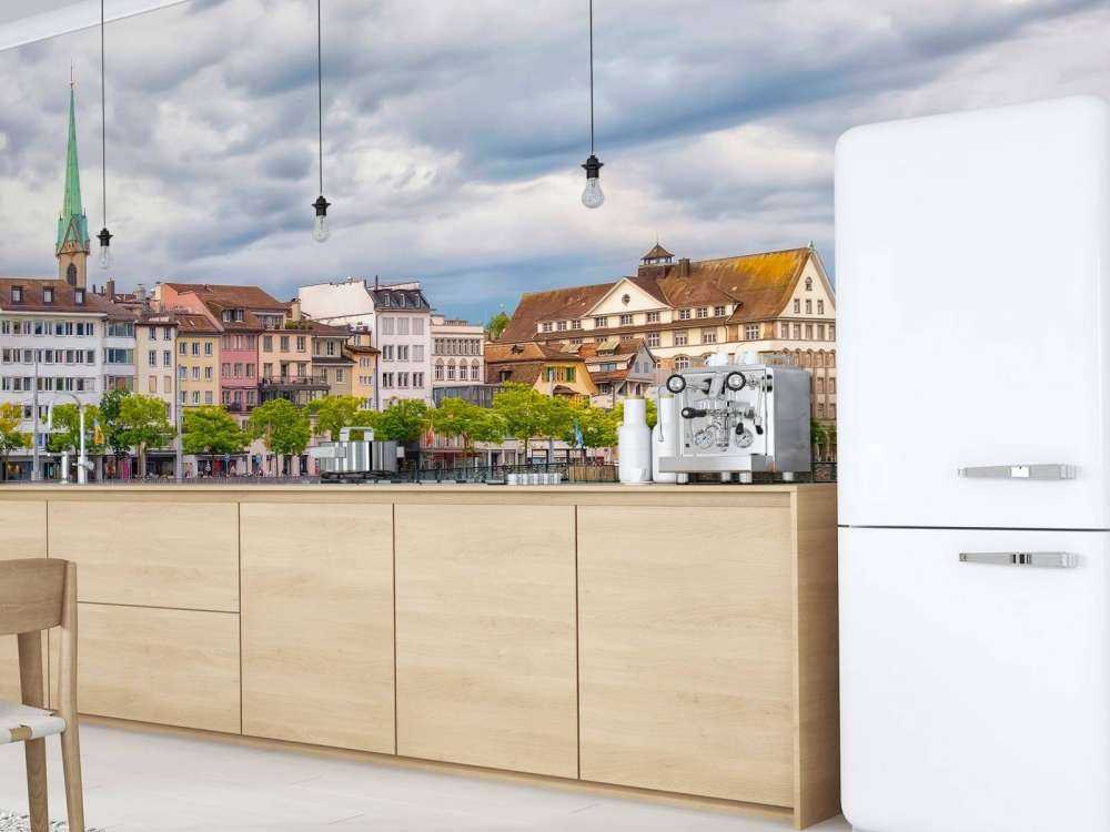 Des façades colorées le long de la rivière urbaine.