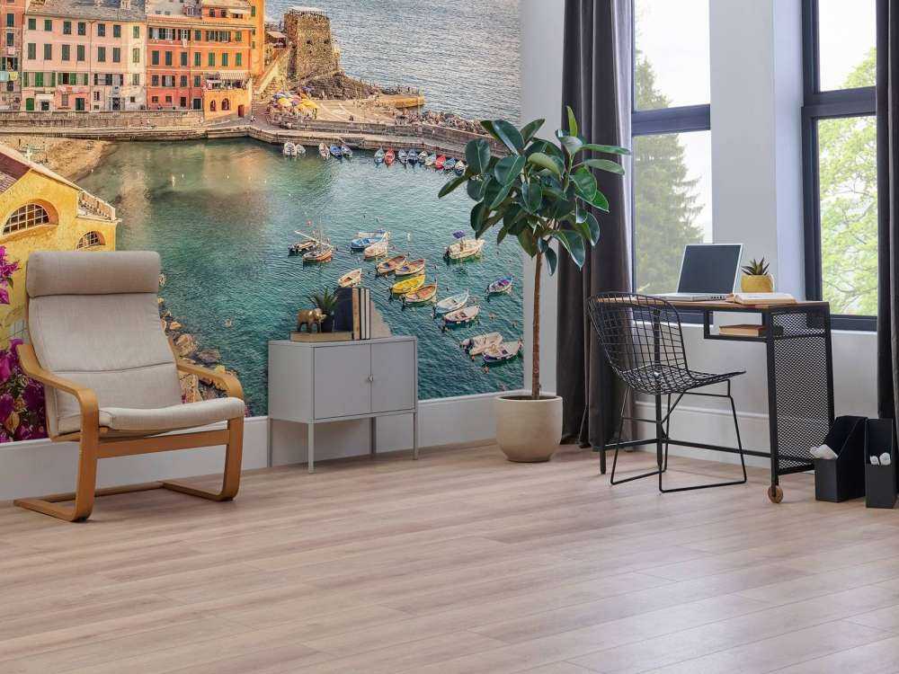 Lumière d'été sur une ville portuaire colorée