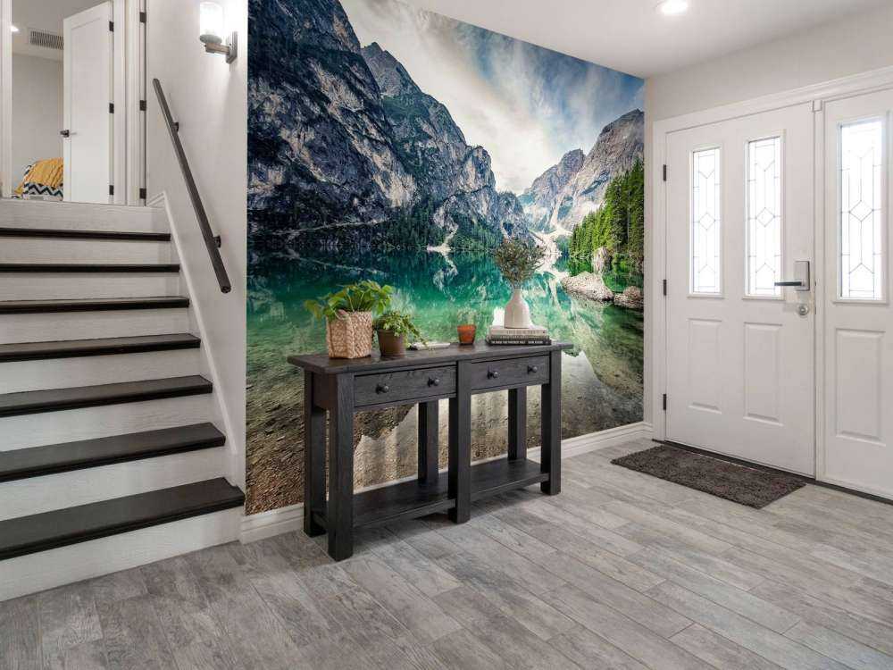 Lac de montagne émeraude avec des parois rocheuses