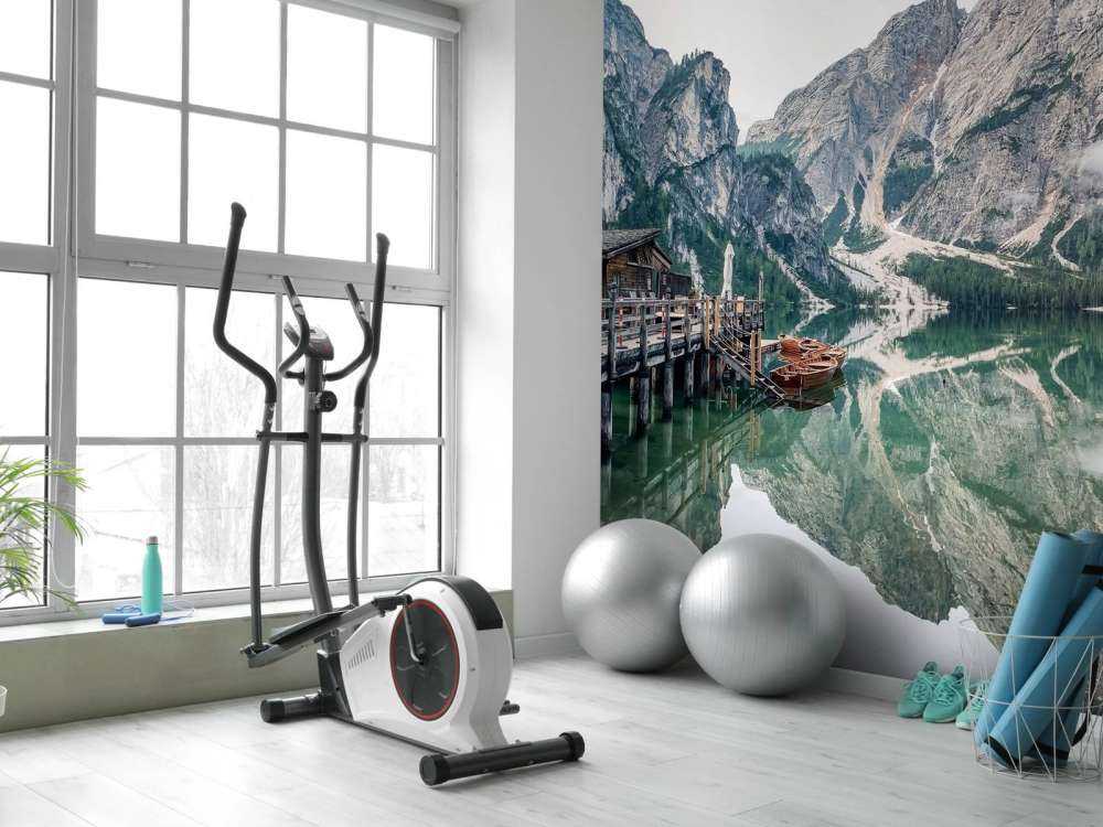 Lac de montagne dans une brume matinale silencieuse.