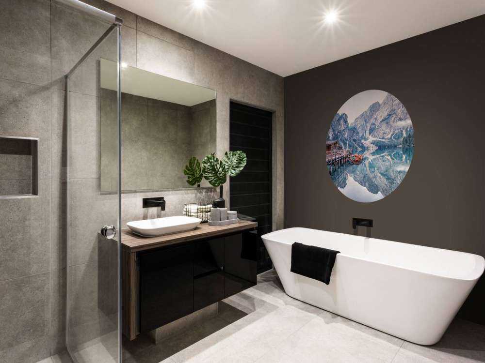 Lac de montagne près d'une jetée en bois