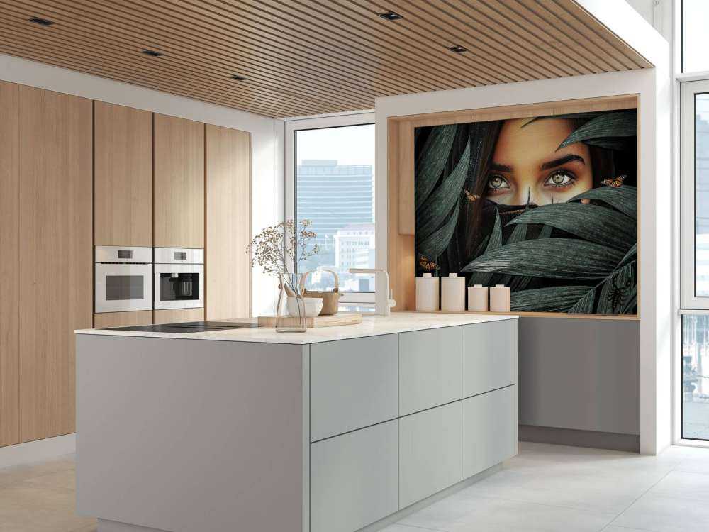 Regard vert entre les palmiers