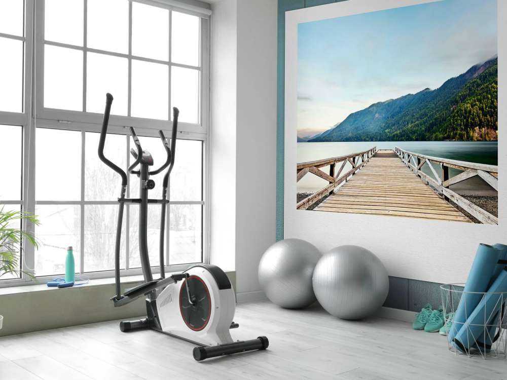 Quai en bois au bord d'un lac de montagne