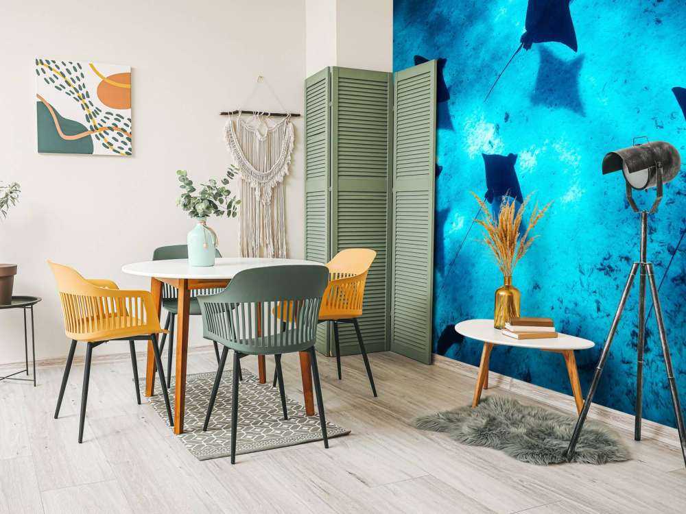 Les raies manta flottant à travers le récif bleu profond