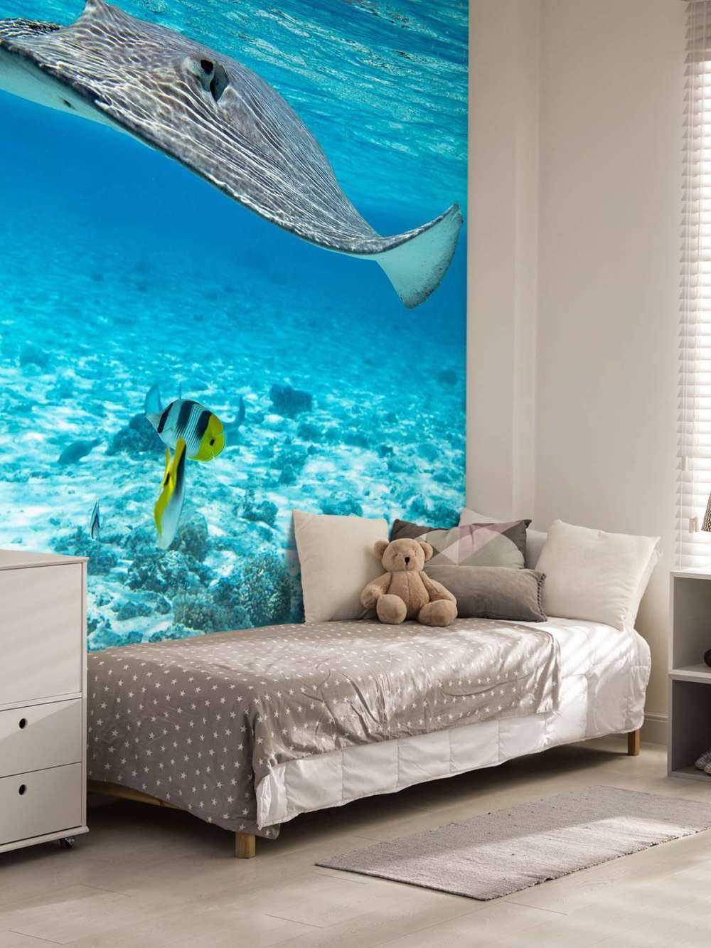 Pastenague parmi les poissons coralliens