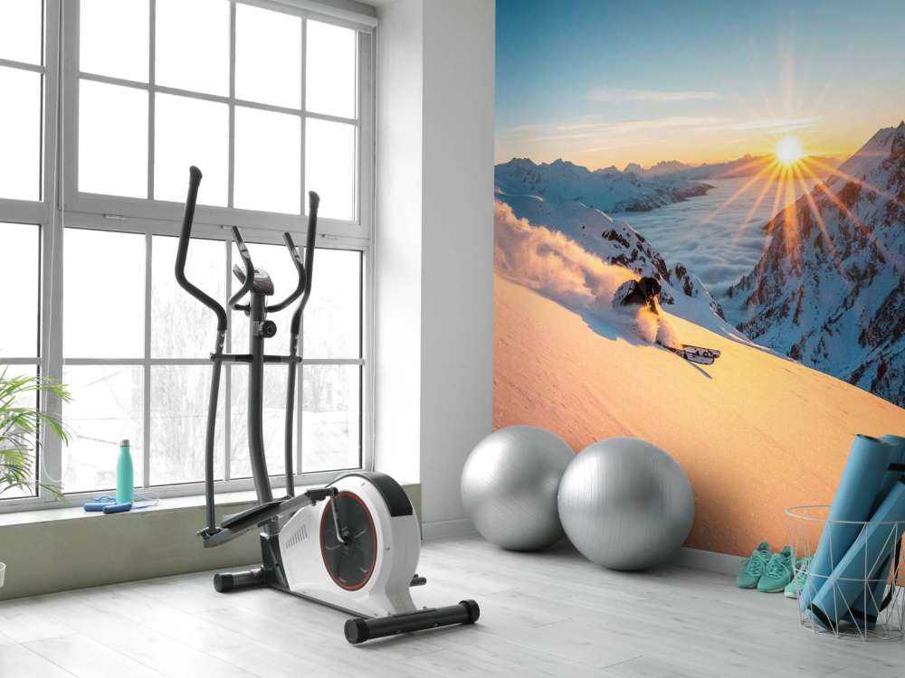 Randonnée en ski au lever du soleil dans les Alpes.