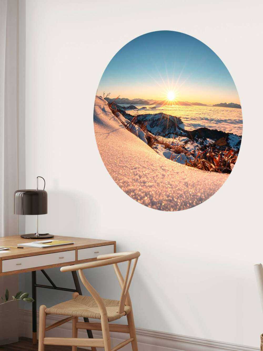 Lumière du soleil sur une pente alpine enneigée.