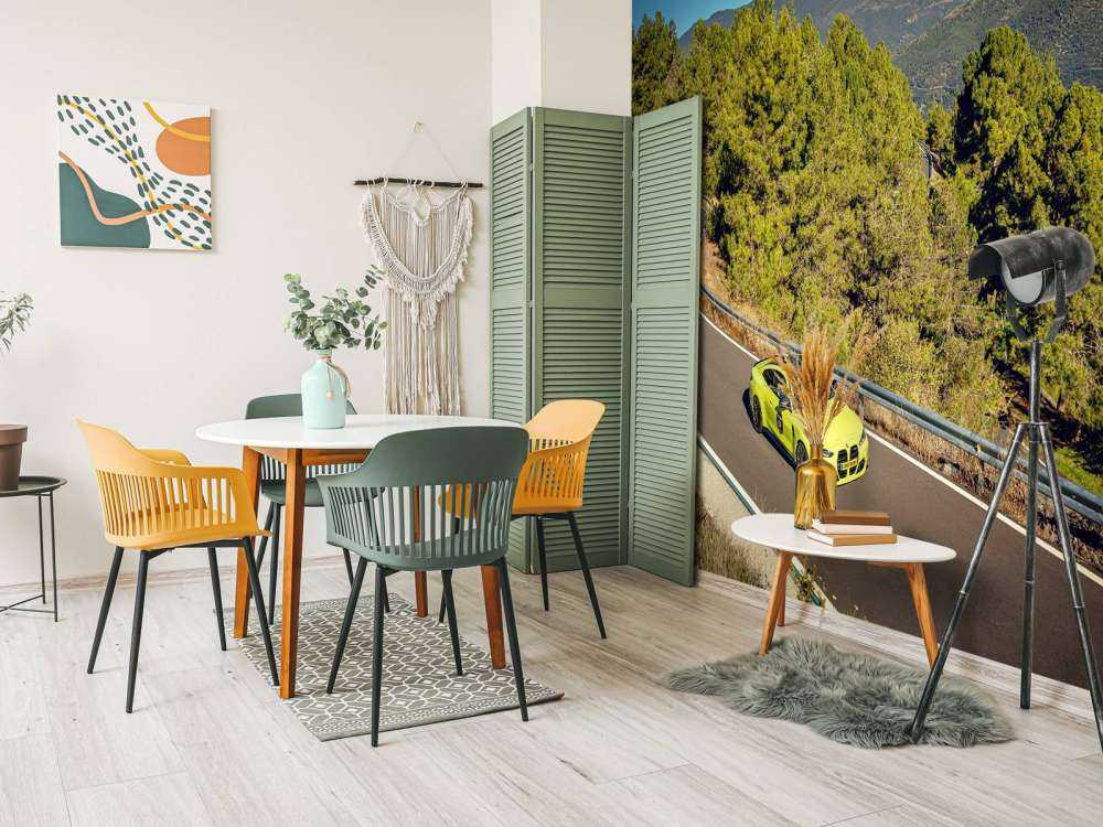 BMW vert lime sur route de montagne