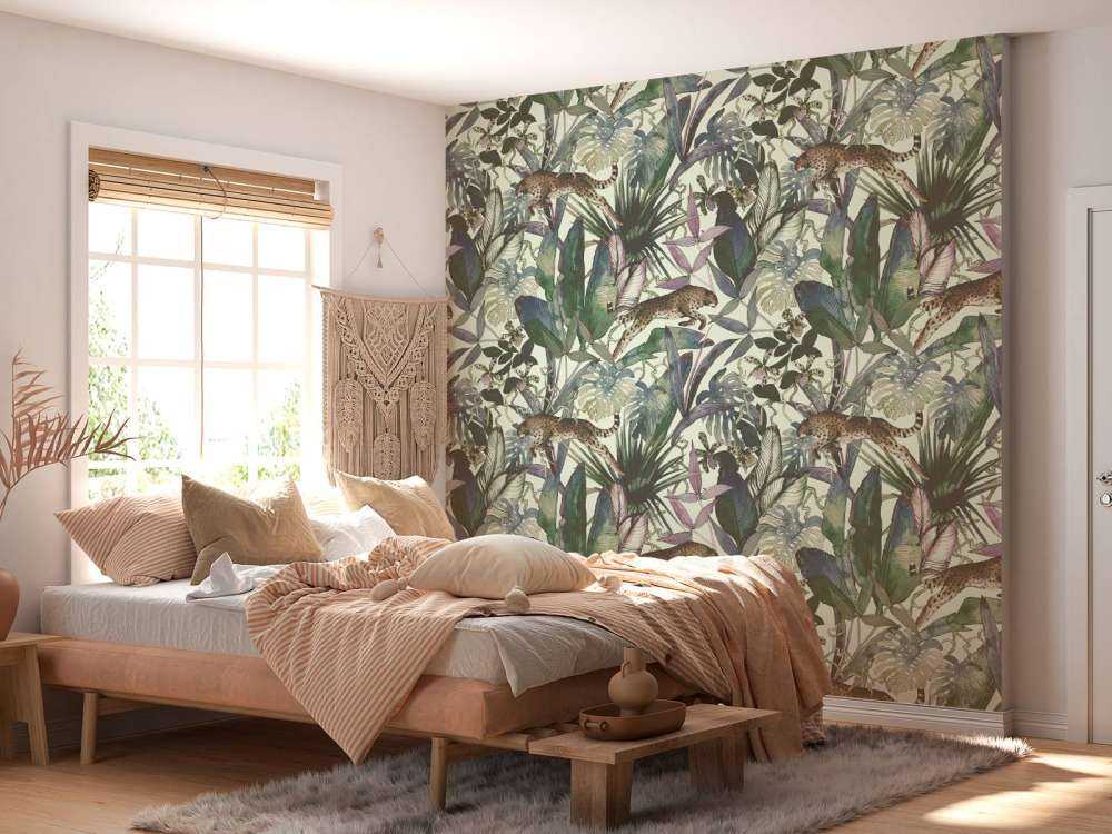 Guépard entre les feuilles tropicales