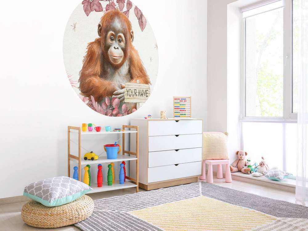 Jeune orang-outan dans la jungle rose