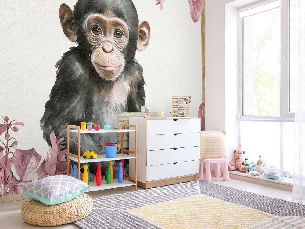 Bébé chimpanzé dans la jungle rose