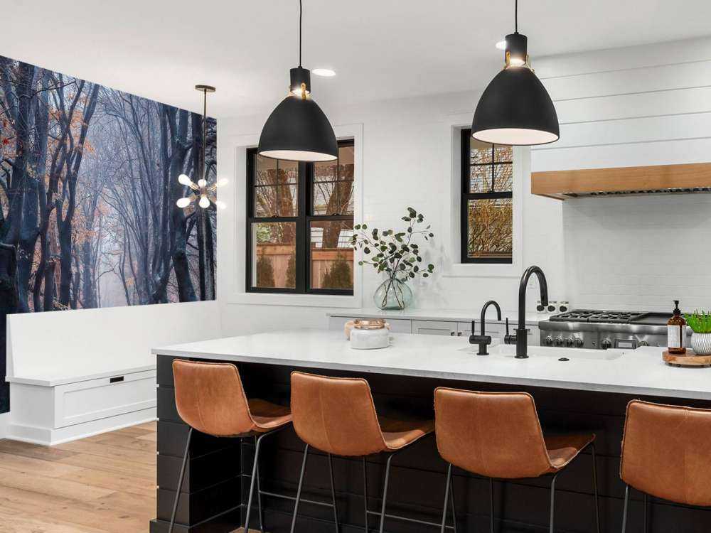 Chemin forestier avec des feuilles