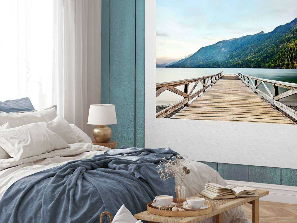 Quai en bois au bord d'un lac de montagne