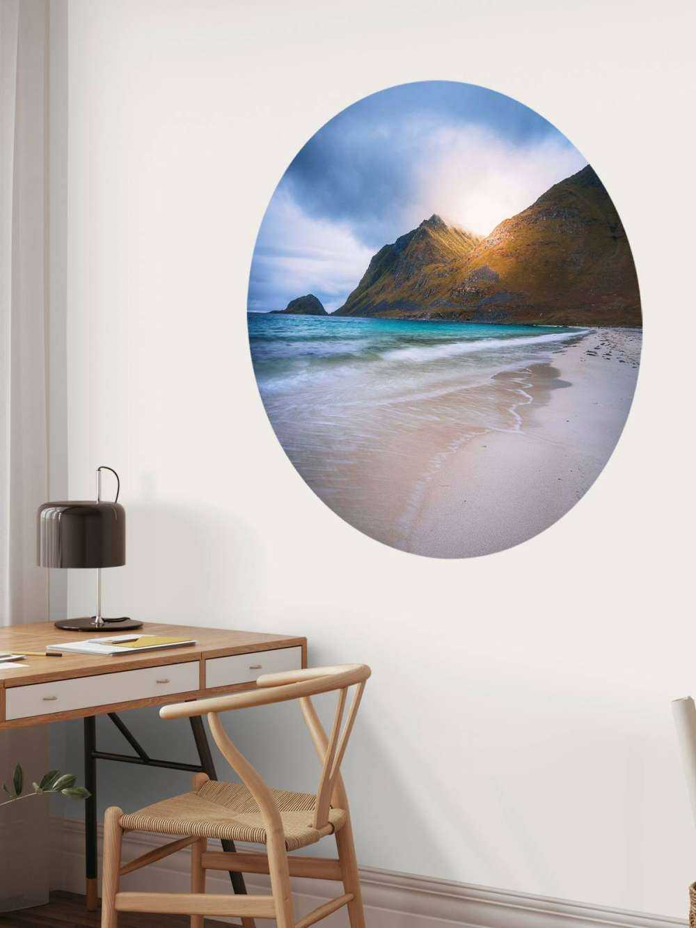 Lumière du soleil sur la montagne et les vagues