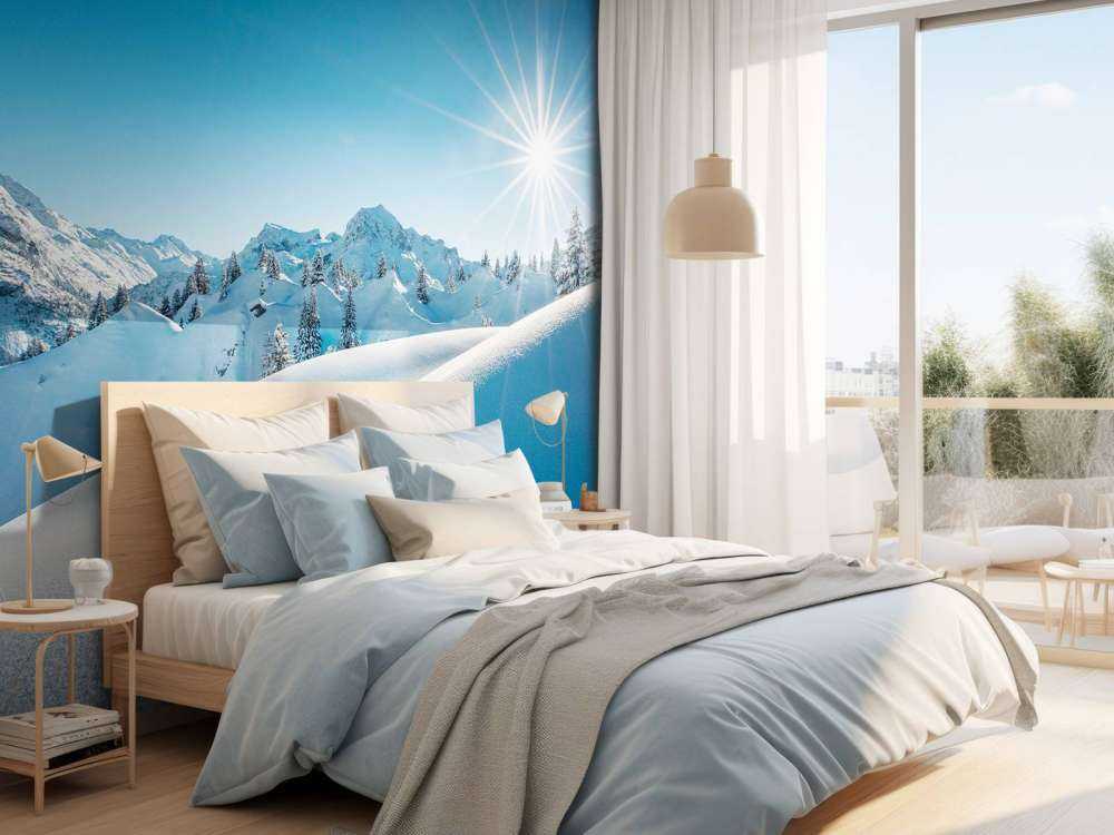 Lumière du soleil sur des collines enneigées scintillantes.