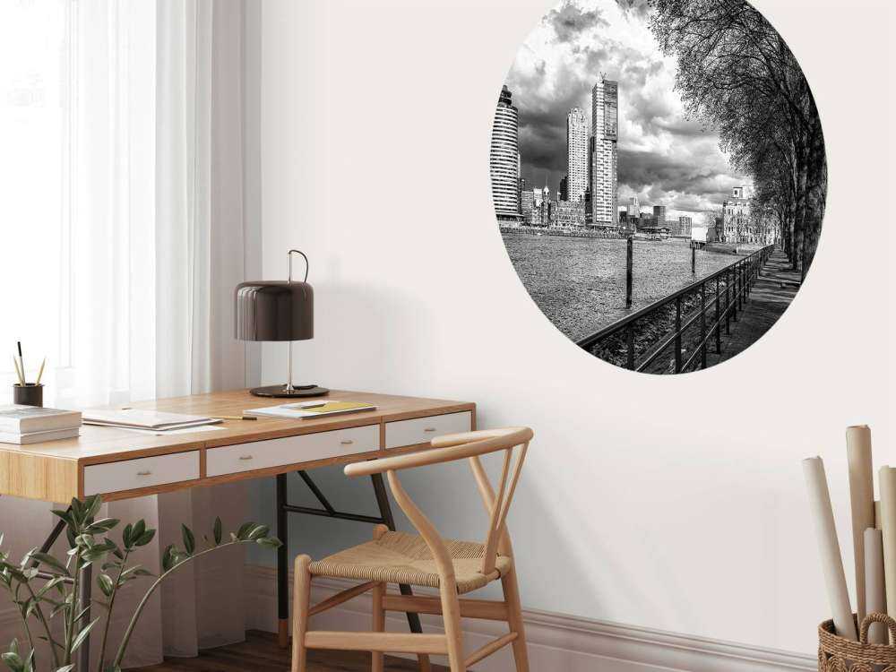 Ciel de nuit en noir et blanc depuis le quai