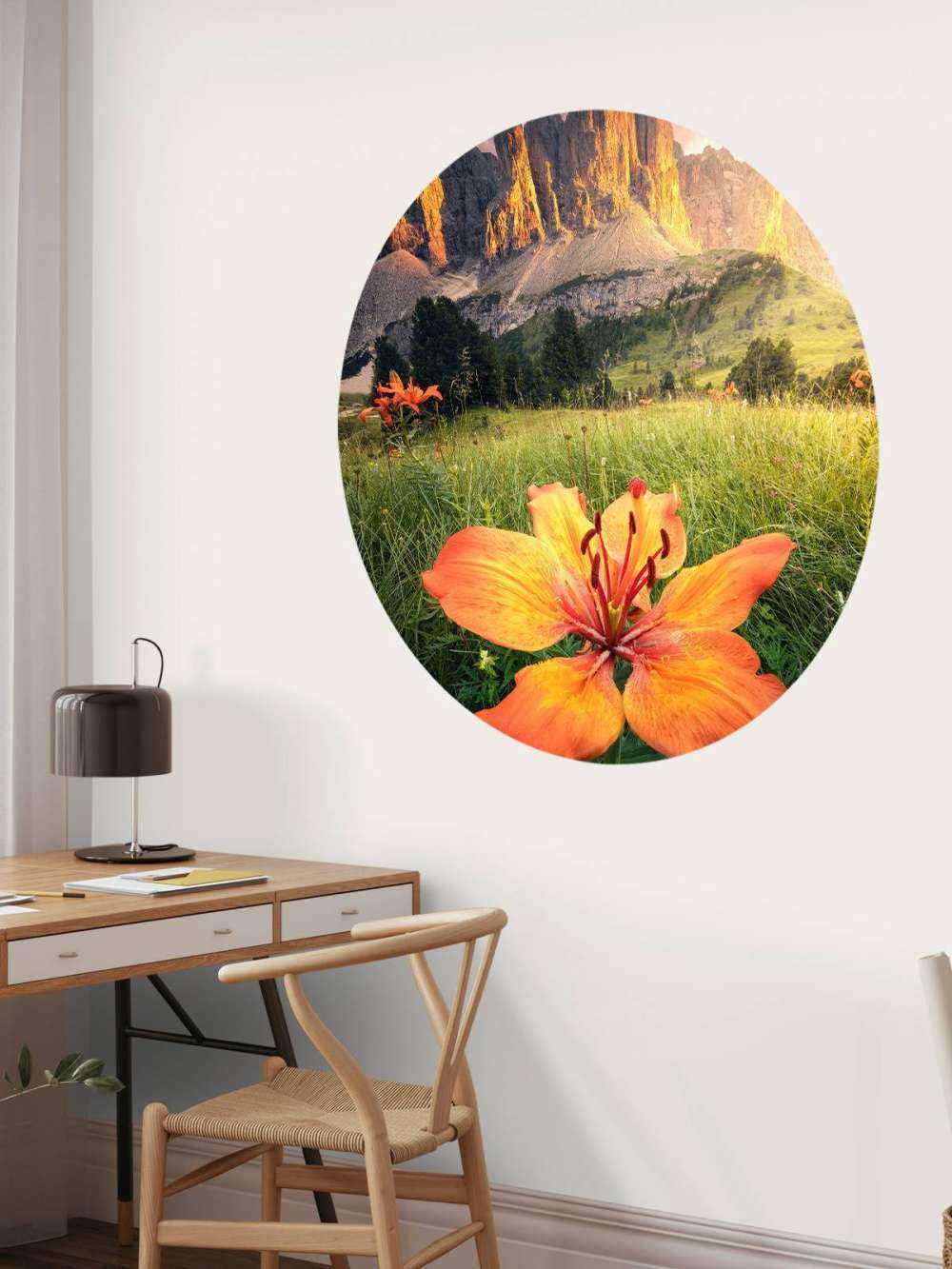 Paysage alpin ardent avec des lys