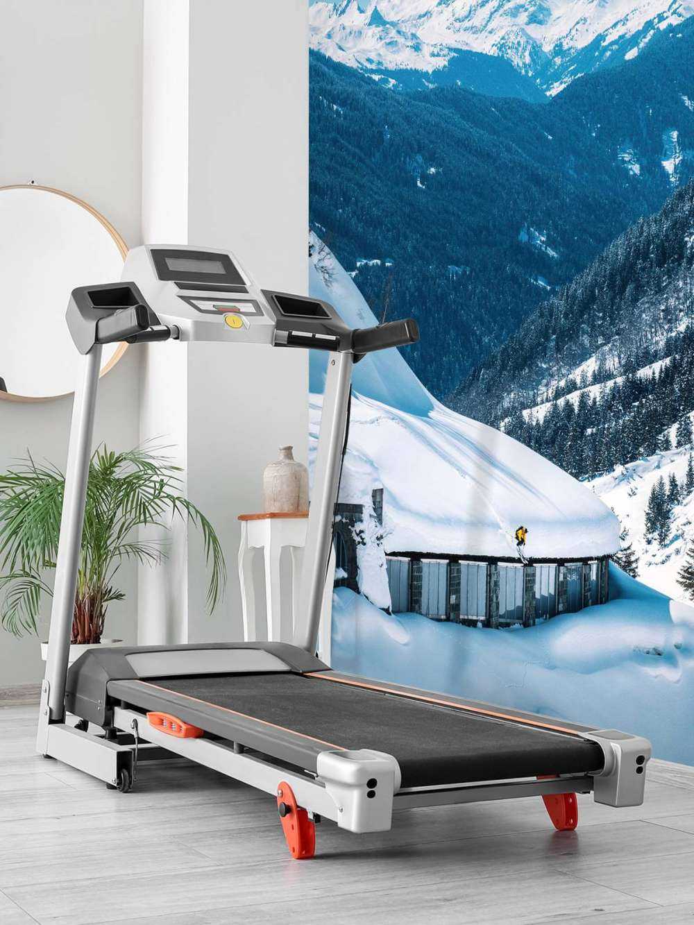 Les sommets alpins d'un bleu profond dans la neige hivernale.