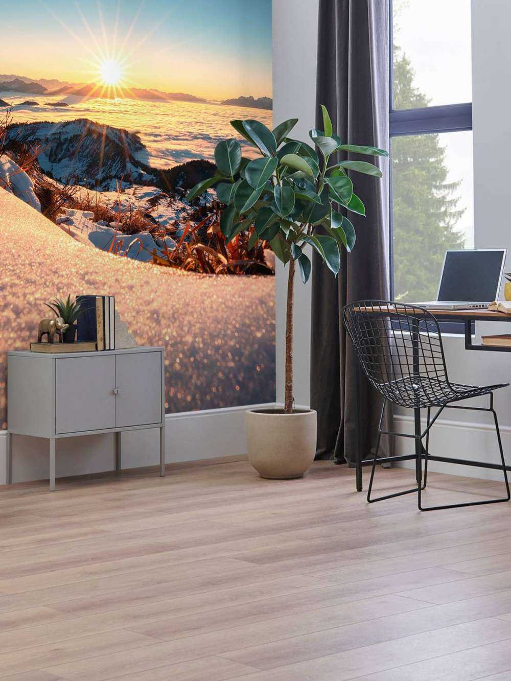 Lumière du soleil sur une pente alpine enneigée.