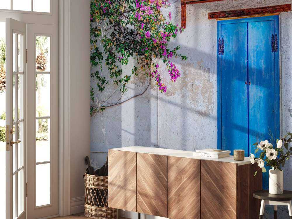 Porte bleue avec bougainvillier