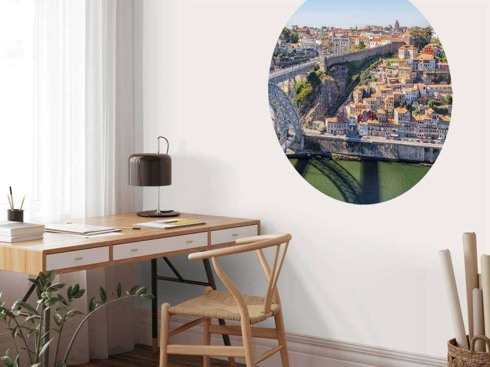 Lumière du soleil sur une pente urbaine colorée