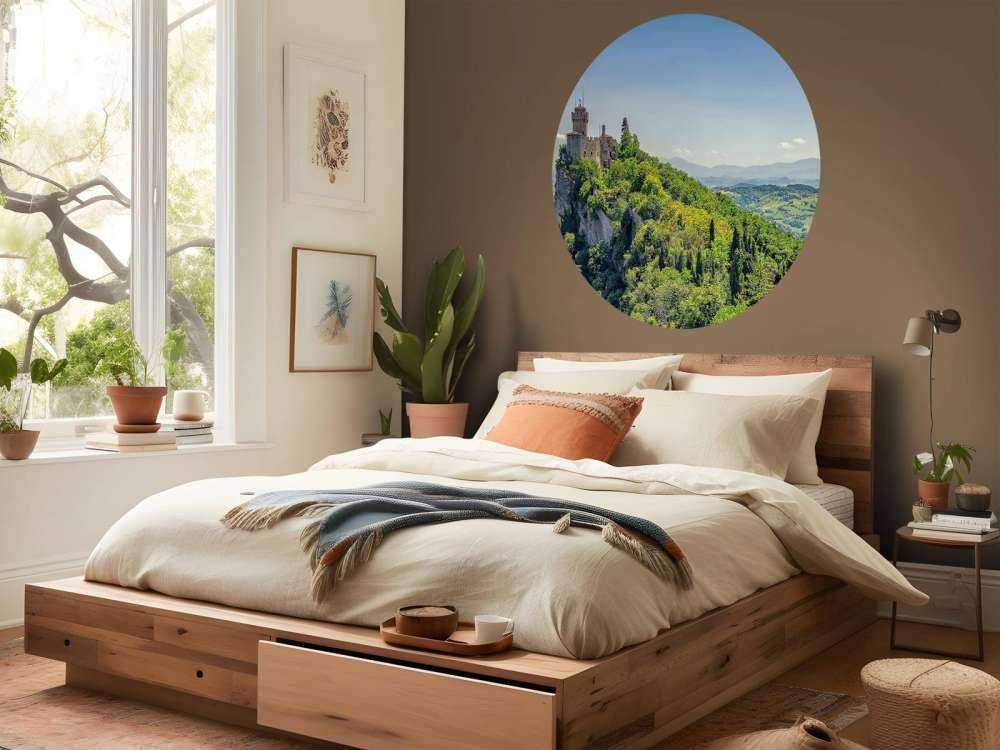 Château de montagne au-dessus des collines verdoyantes.