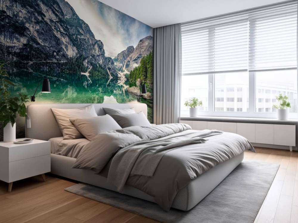 Lac de montagne émeraude avec des parois rocheuses