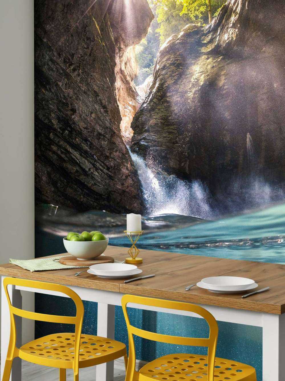 Lumière du soleil dans un ravin de montagne avec une cascade