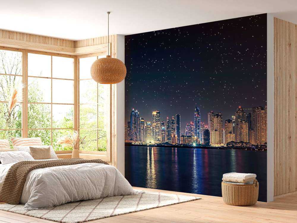 Lumière lunaire sur l'horizon urbain scintillant.