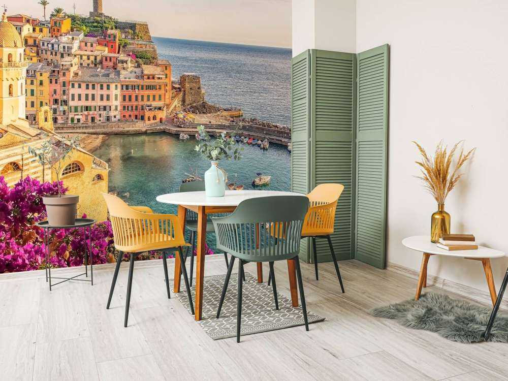 Lumière d'été sur une ville portuaire colorée