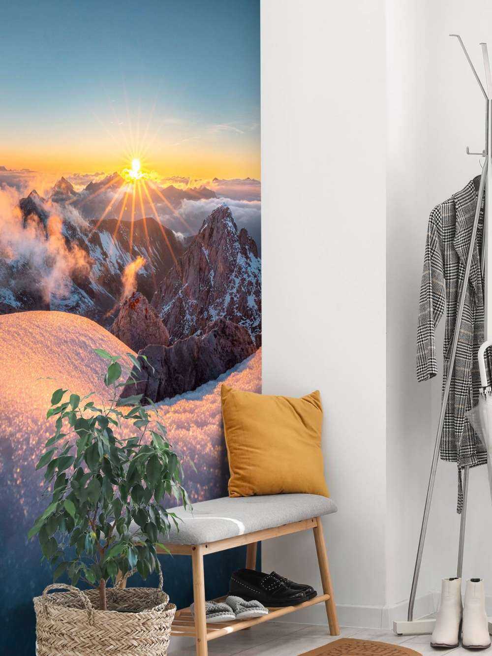 Soleil d'or sur les sommets des montagnes